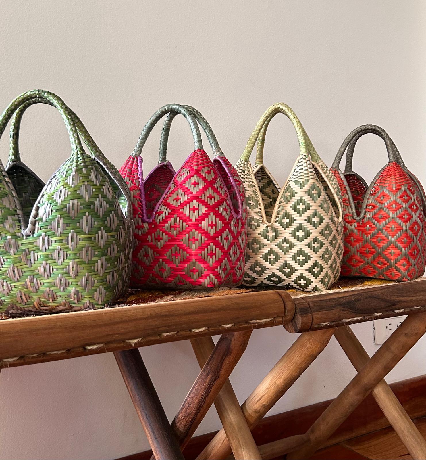 Bolso "Brunita" rojo ribete morado con asa verdoso