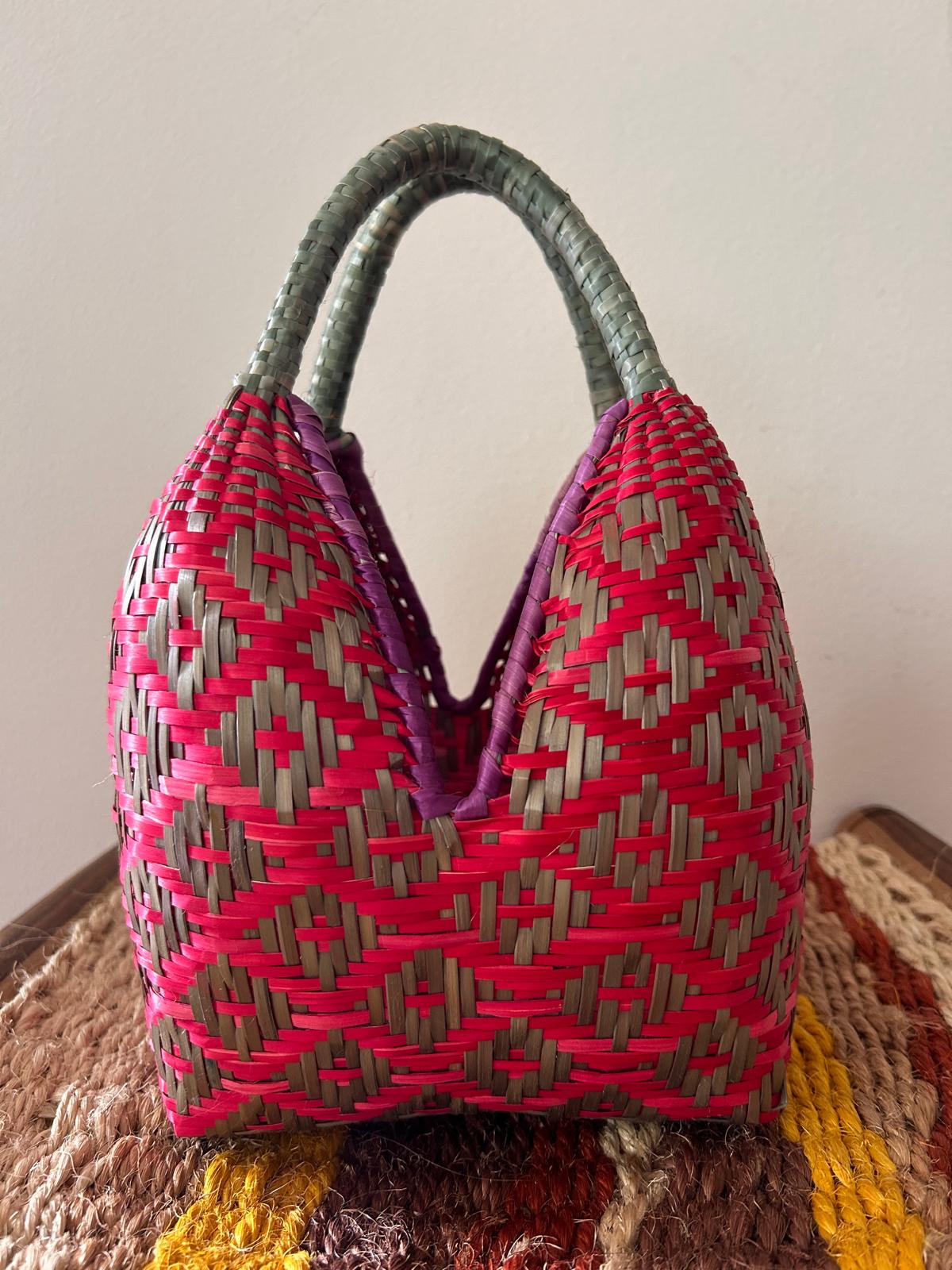 Bolso "Brunita" rojo ribete morado con asa verdoso
