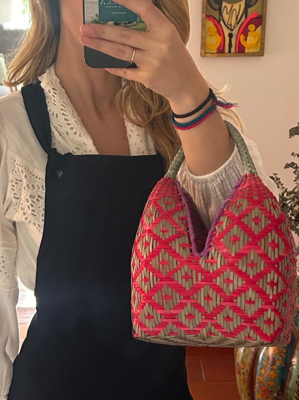 Bolso "Brunita" rojo ribete morado con asa verdoso