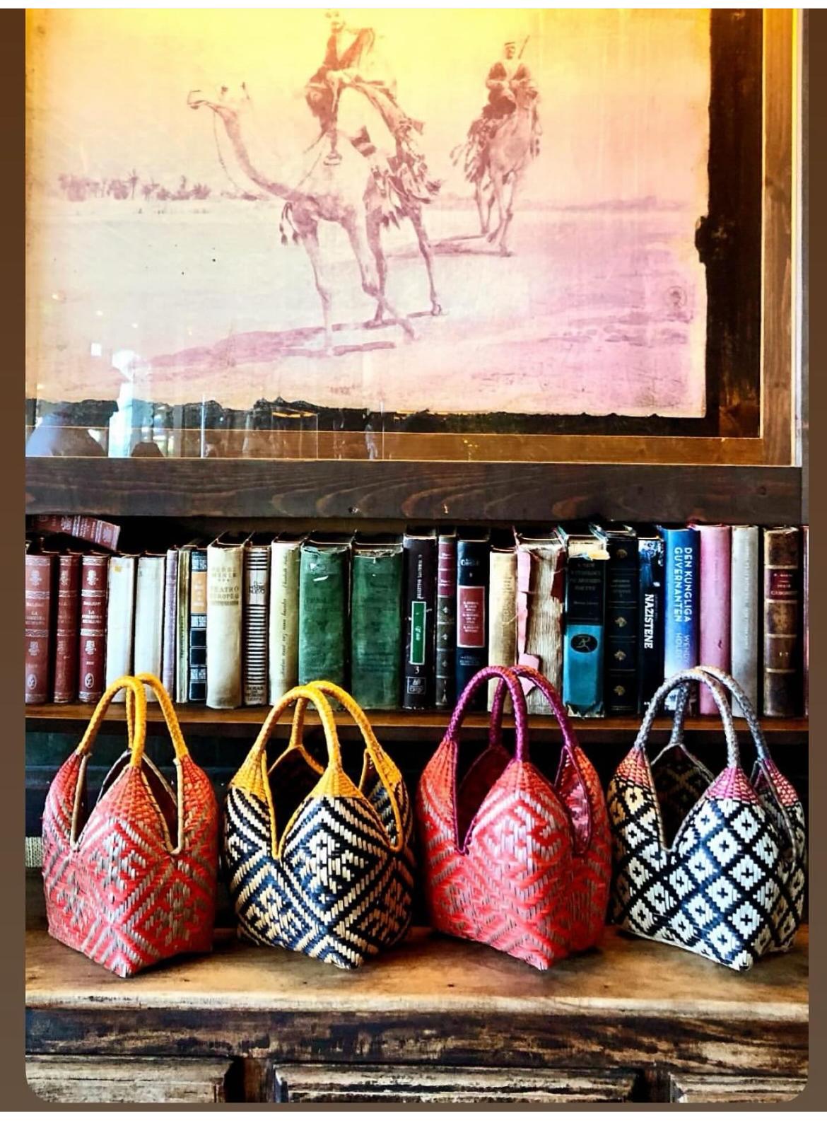 Bolso Brunita negro con detalle morado y asa grisácea