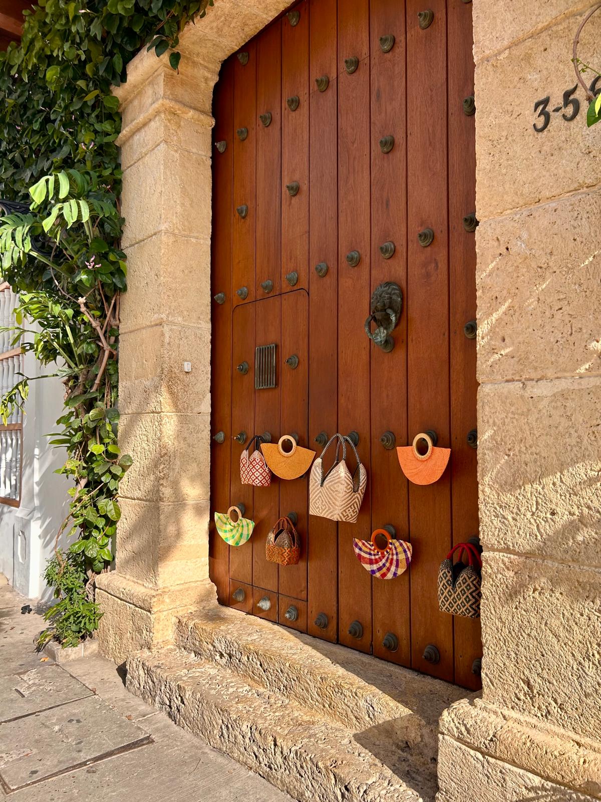 Abanico "Muiscas" naranja suave