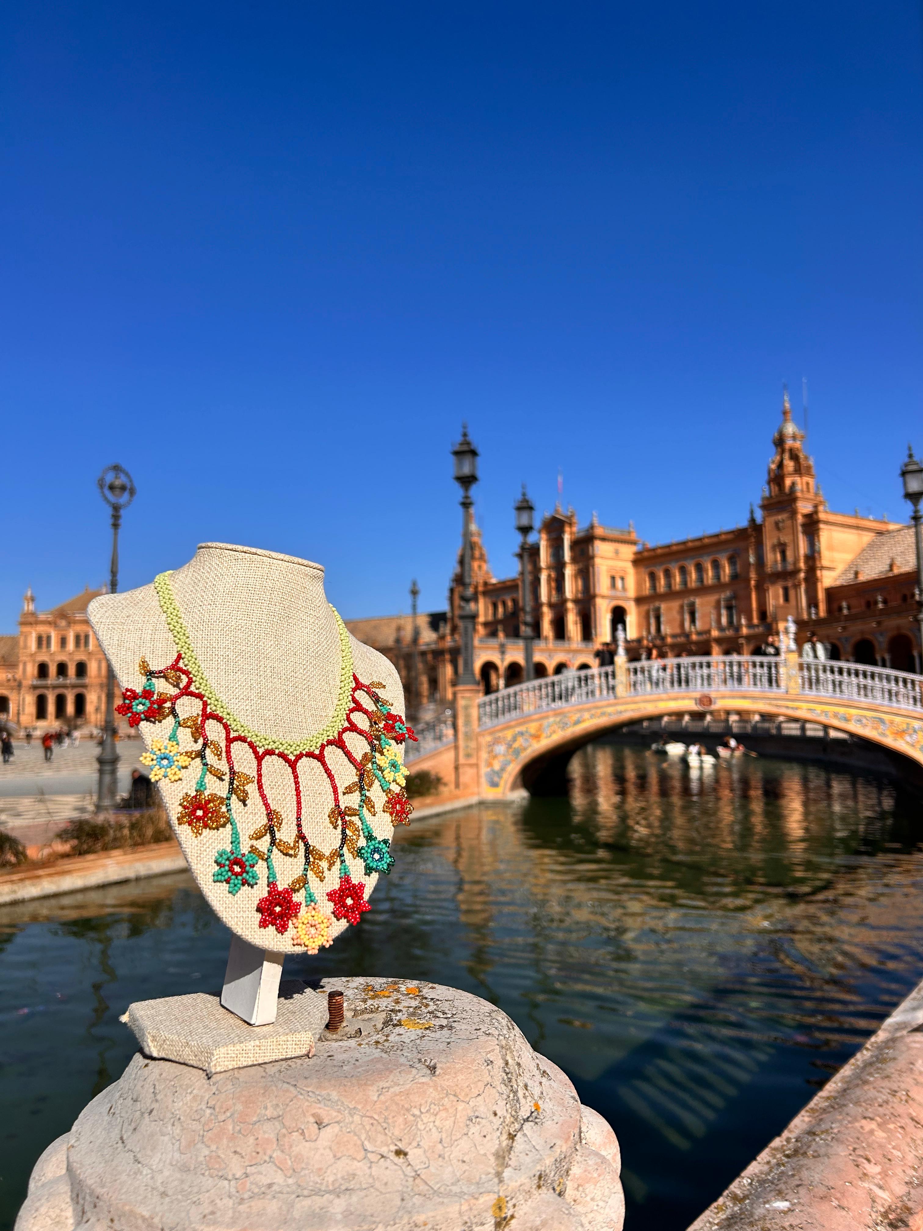 Collar "Cascada de flores" verdoso, rojo y multicolor