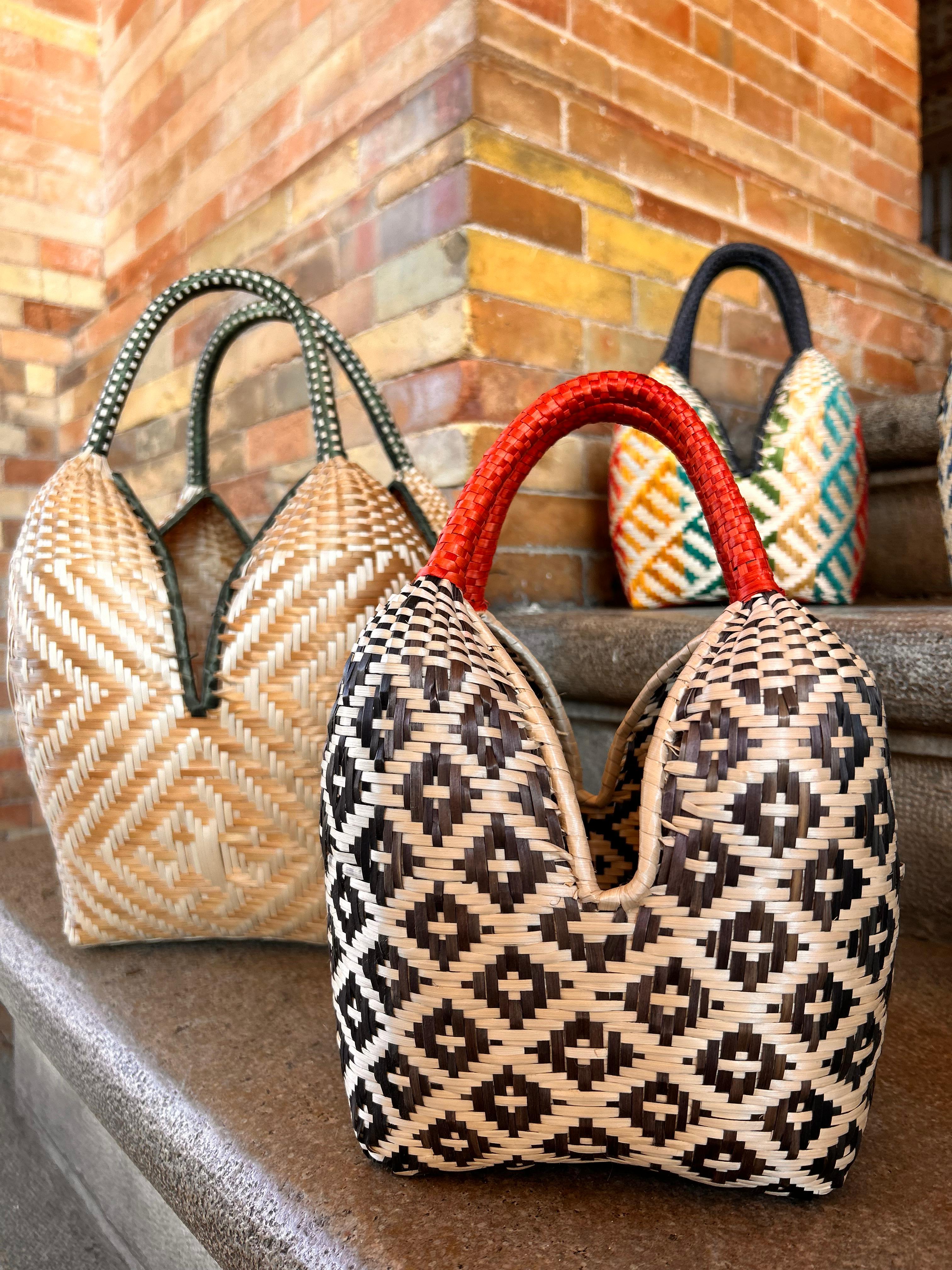 Bolso "Brunita" negro con asa roja