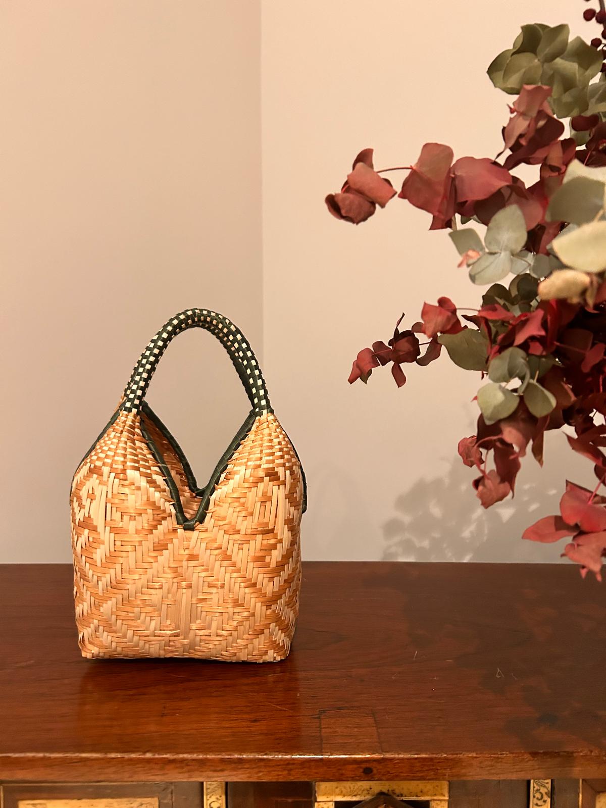 Bolso "Mini Brunita" natural y asa verdosa