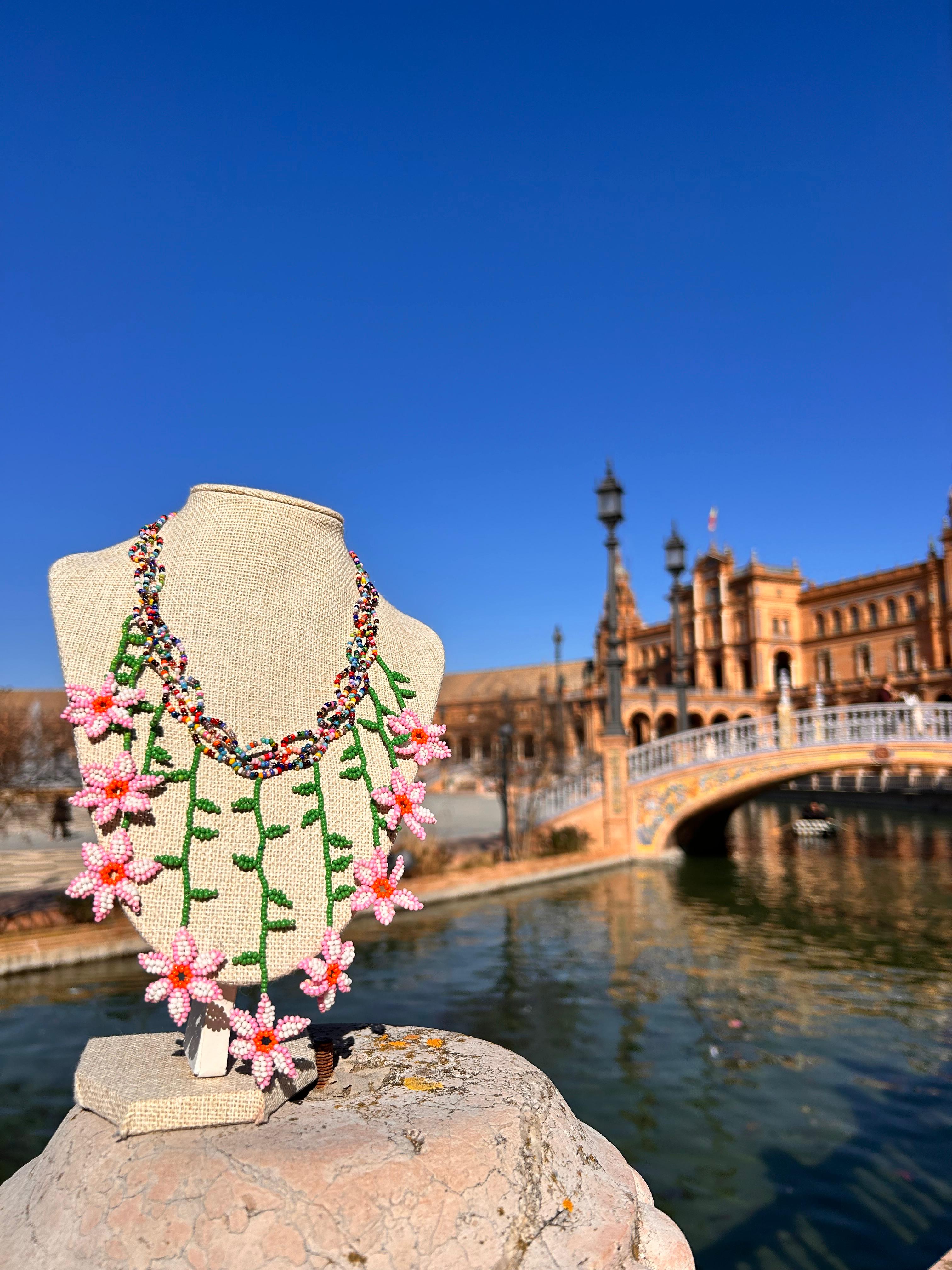 Collar "Cascada de flores" multicolor y rosa