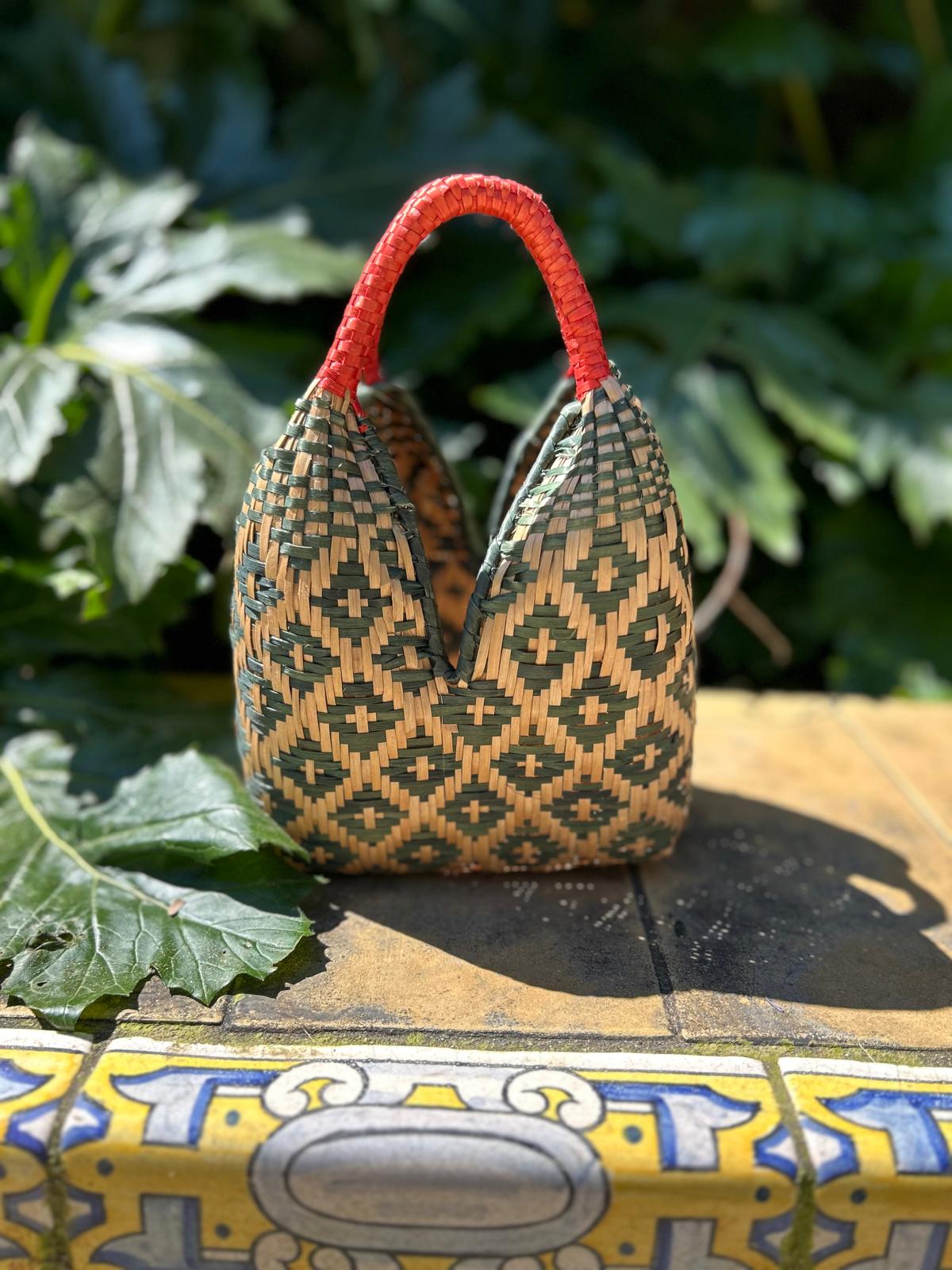 Bolso "Brunita" verde con asa roja