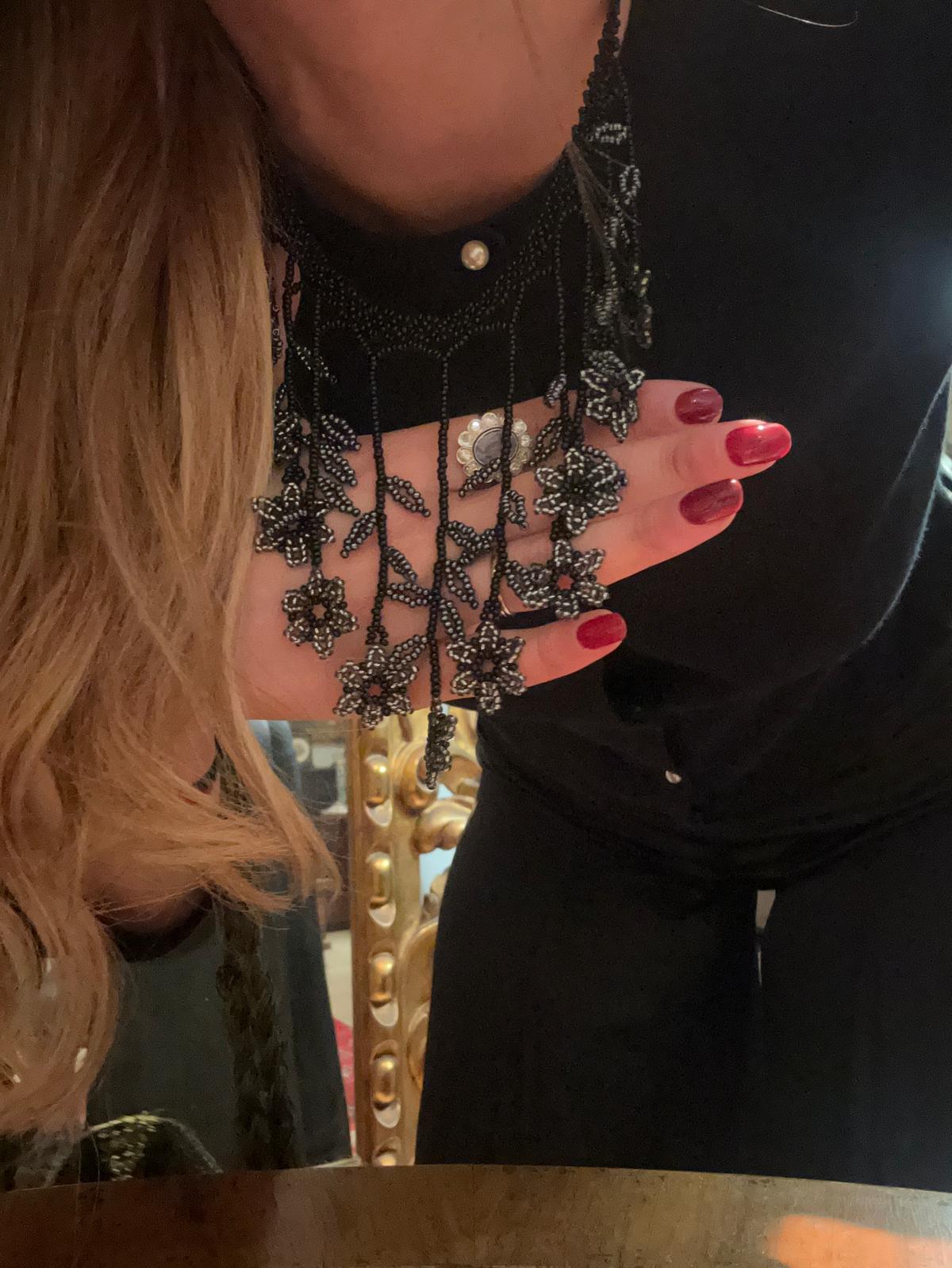 Collar "Cascada de flores" negro