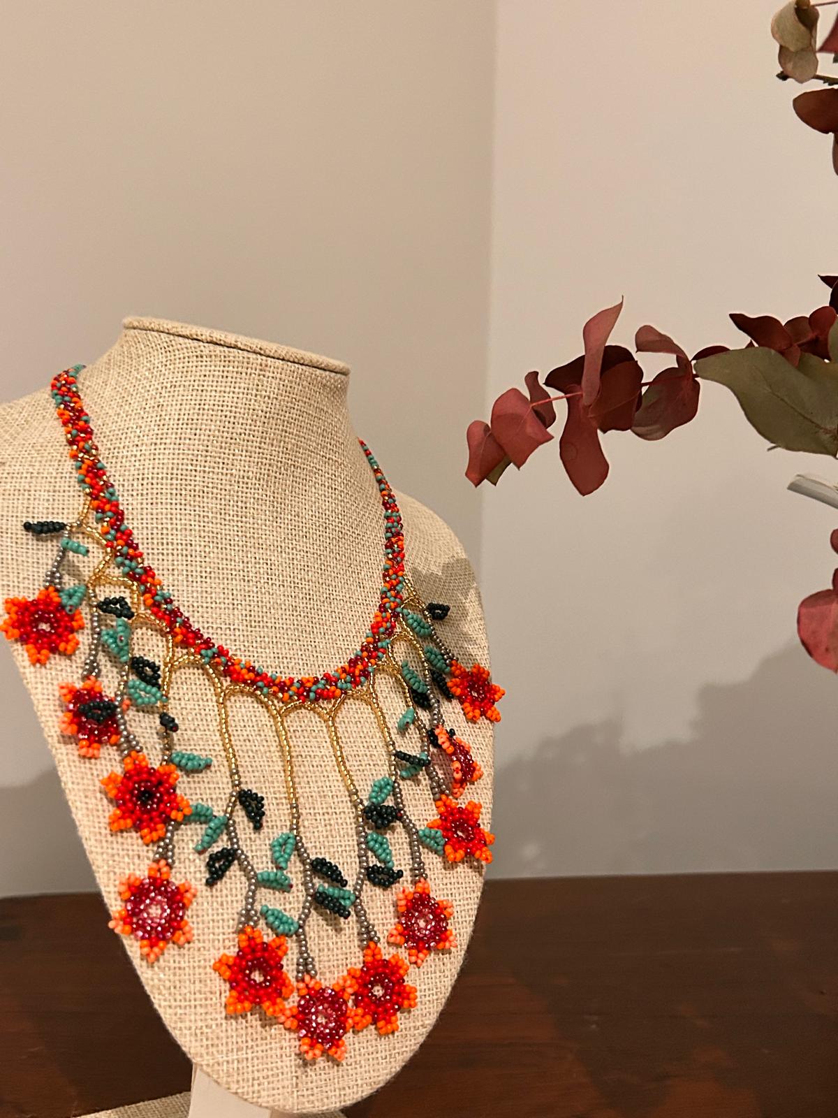 Collar "Cascada de flores" coral multicolor