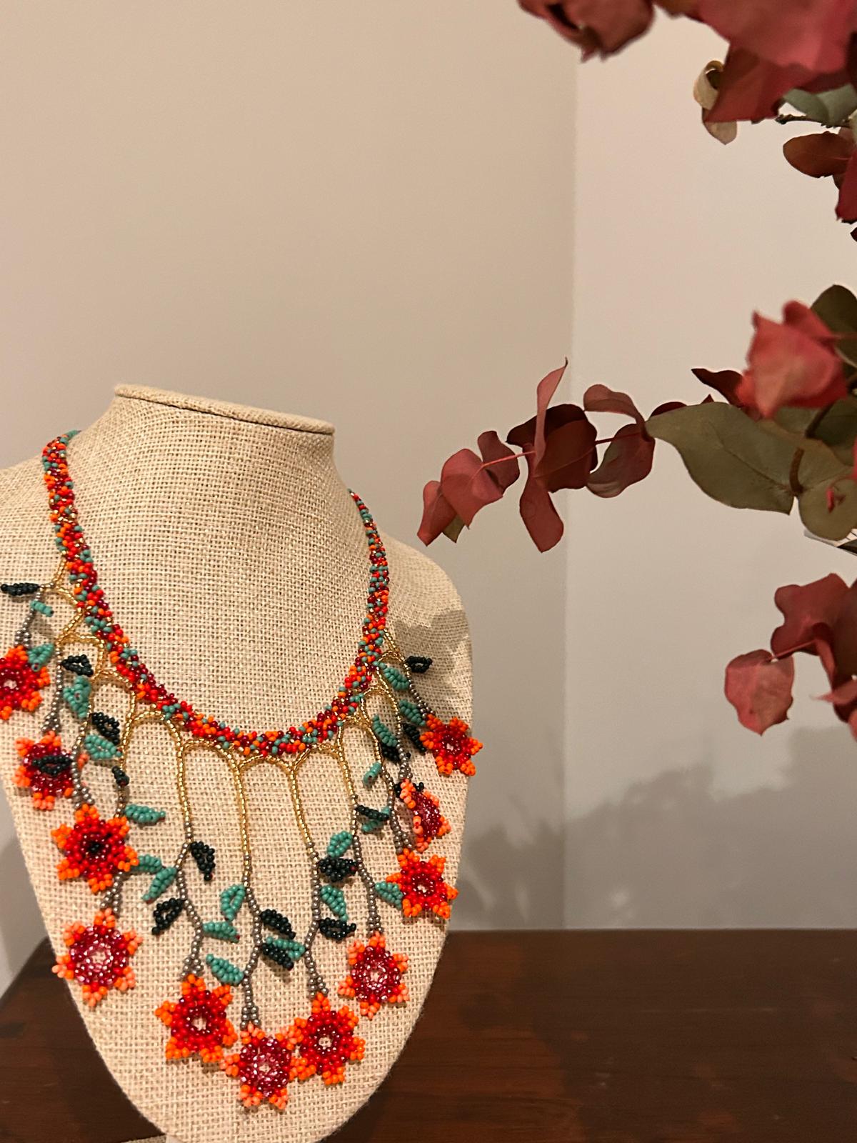 Collar "Cascada de flores" coral multicolor