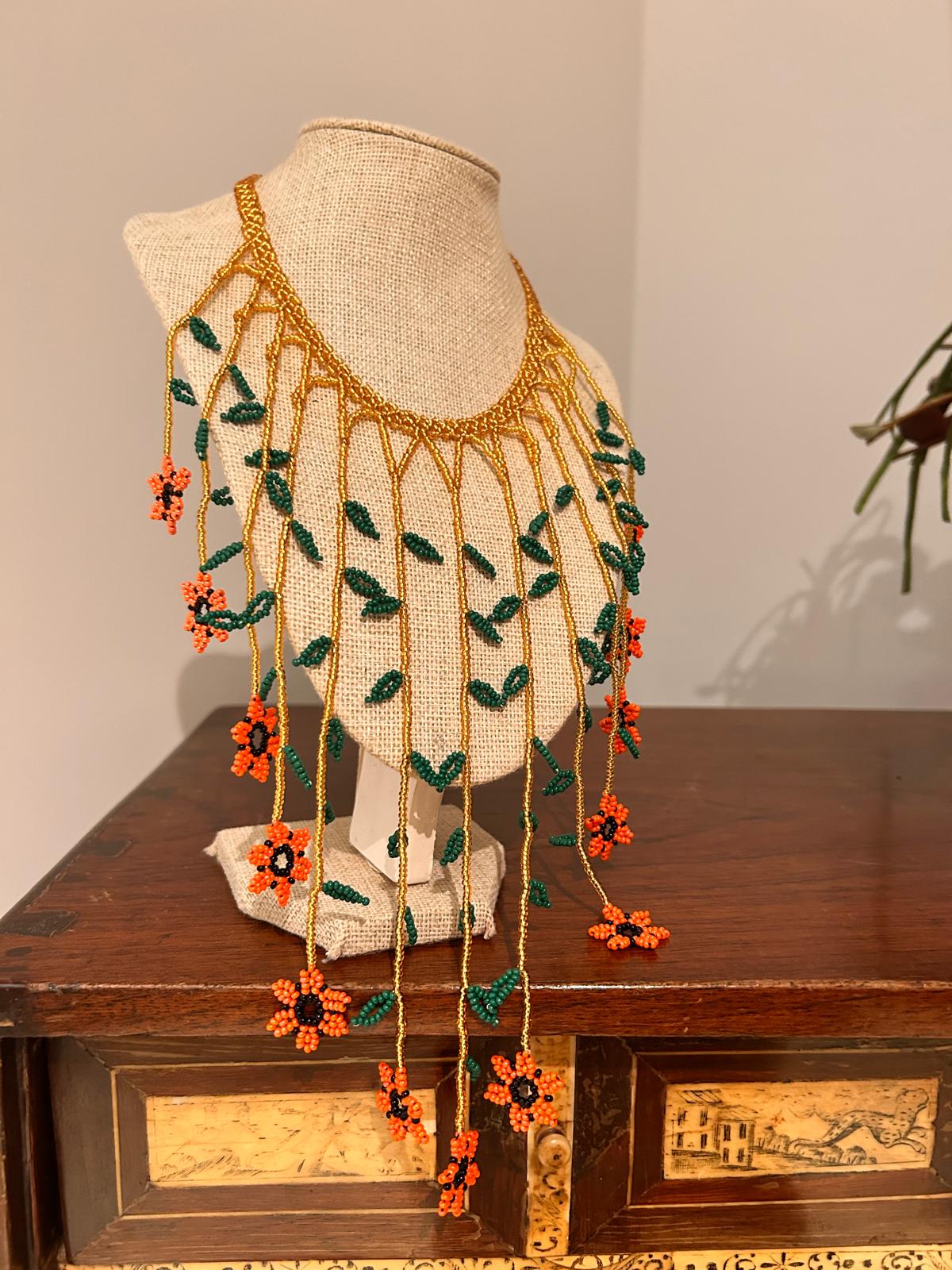 Collar maxi "Cascada de flores" coral