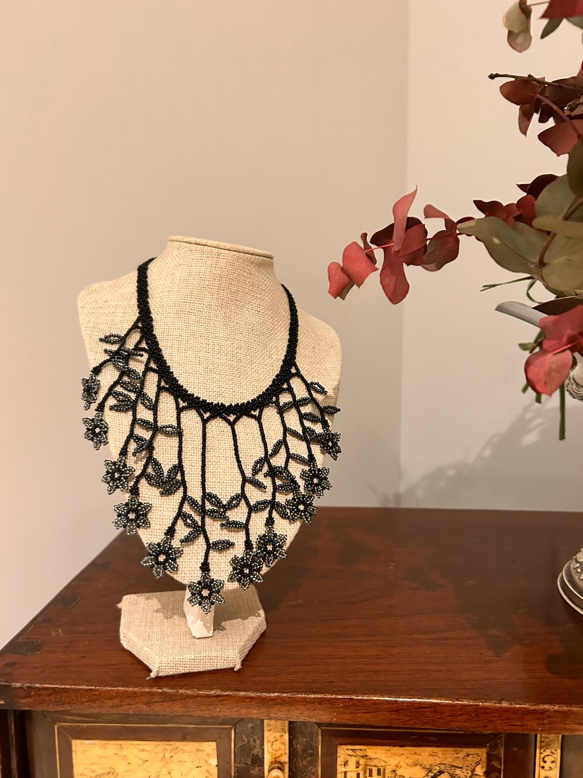 Collar "Cascada de flores" negro