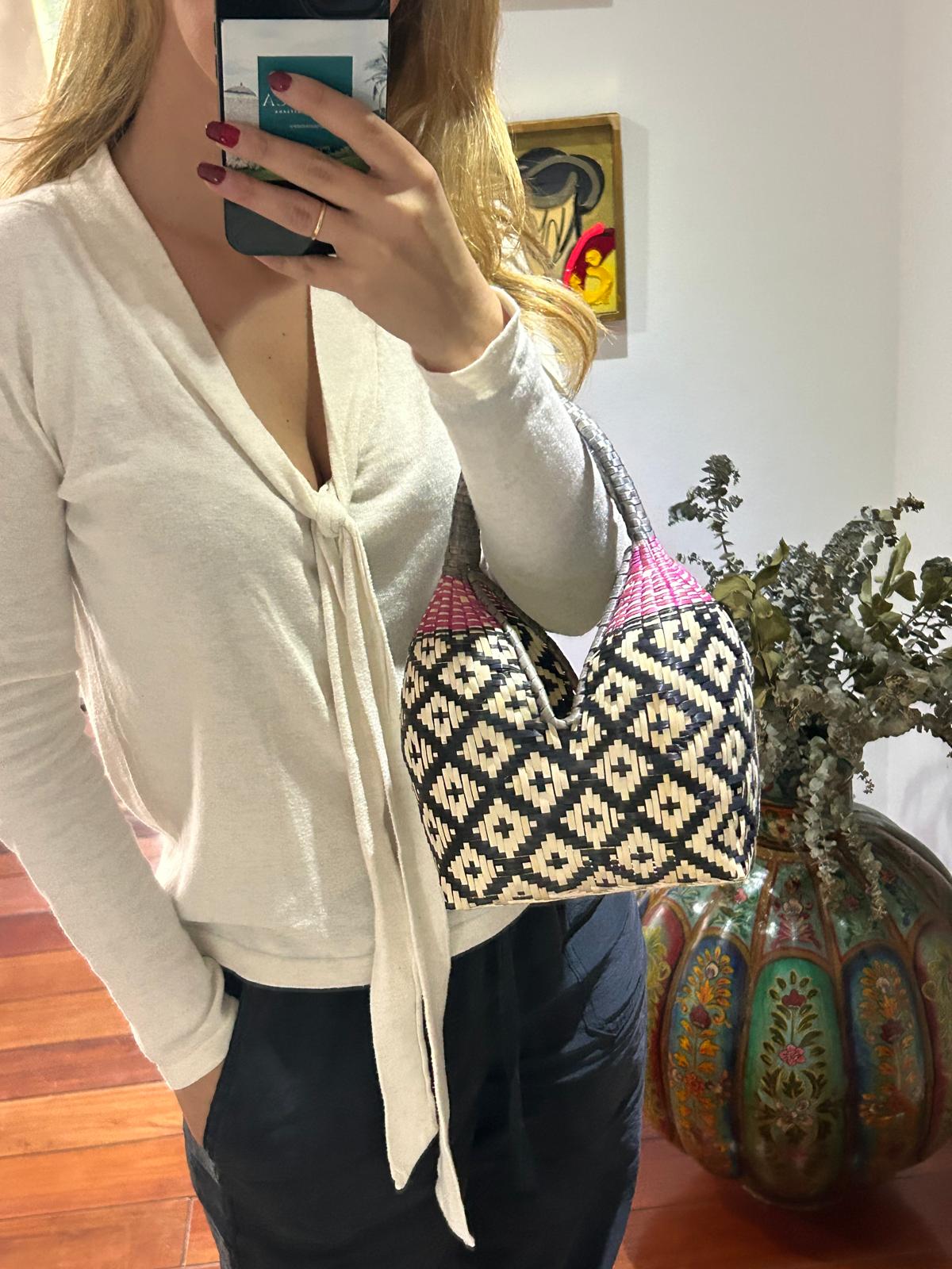 Bolso Brunita negro con detalle morado y asa grisácea