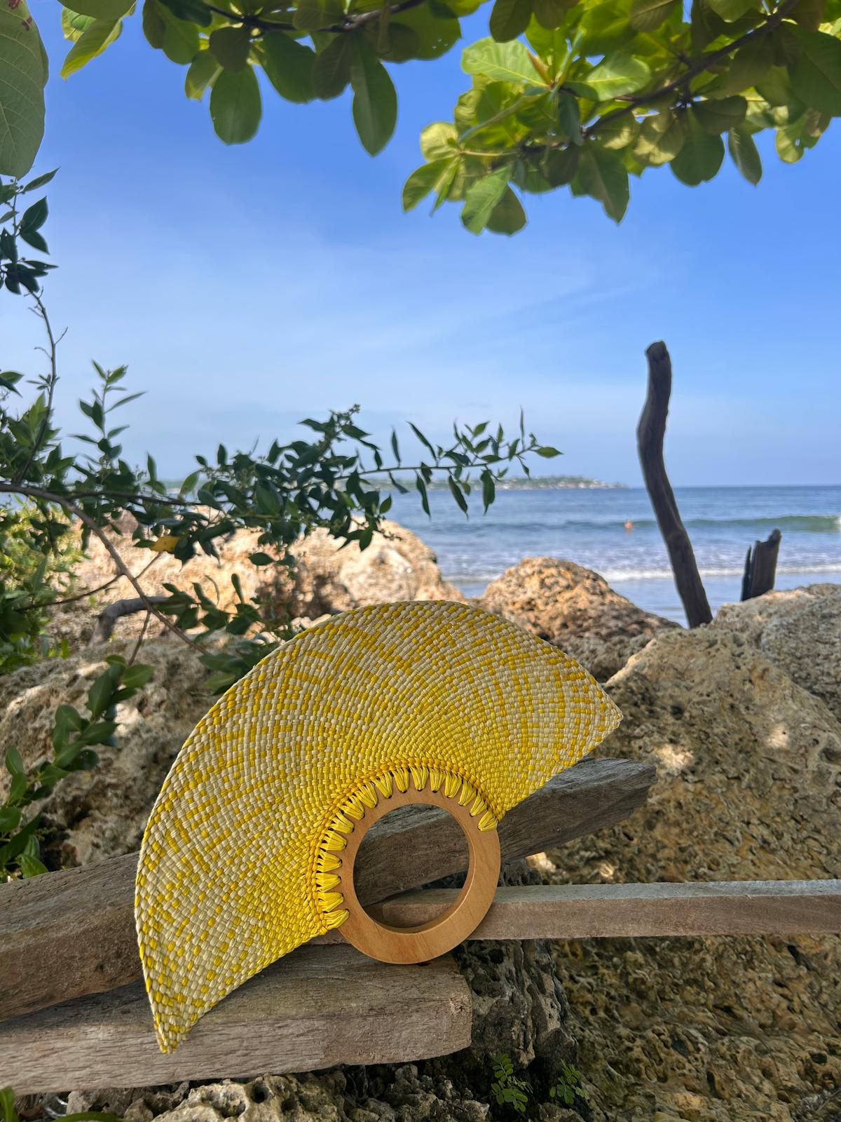 Abanico "Muiscas" bicolor natural y amarillo