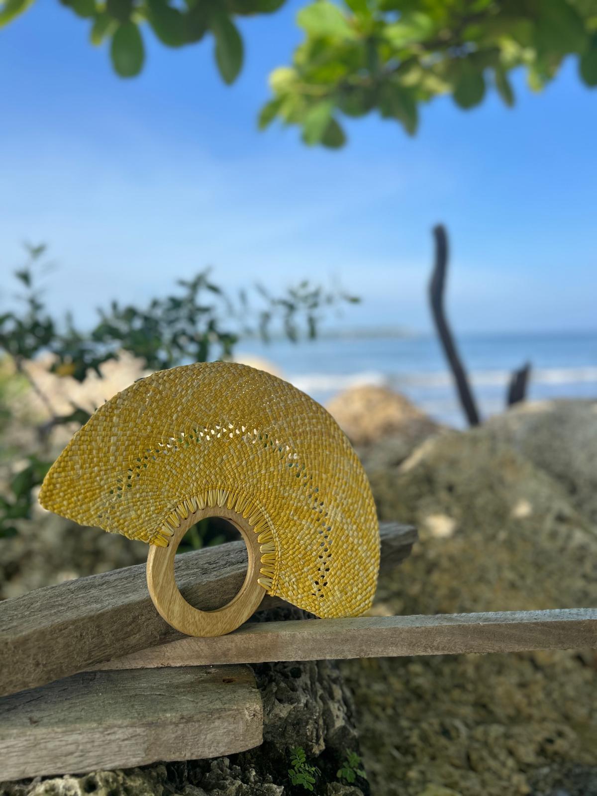 Abanico "Muiscas" bicolor amarillo y natural con cenefa