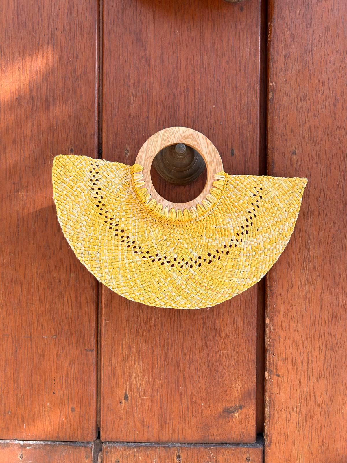 Abanico "Muiscas" bicolor amarillo y natural con cenefa