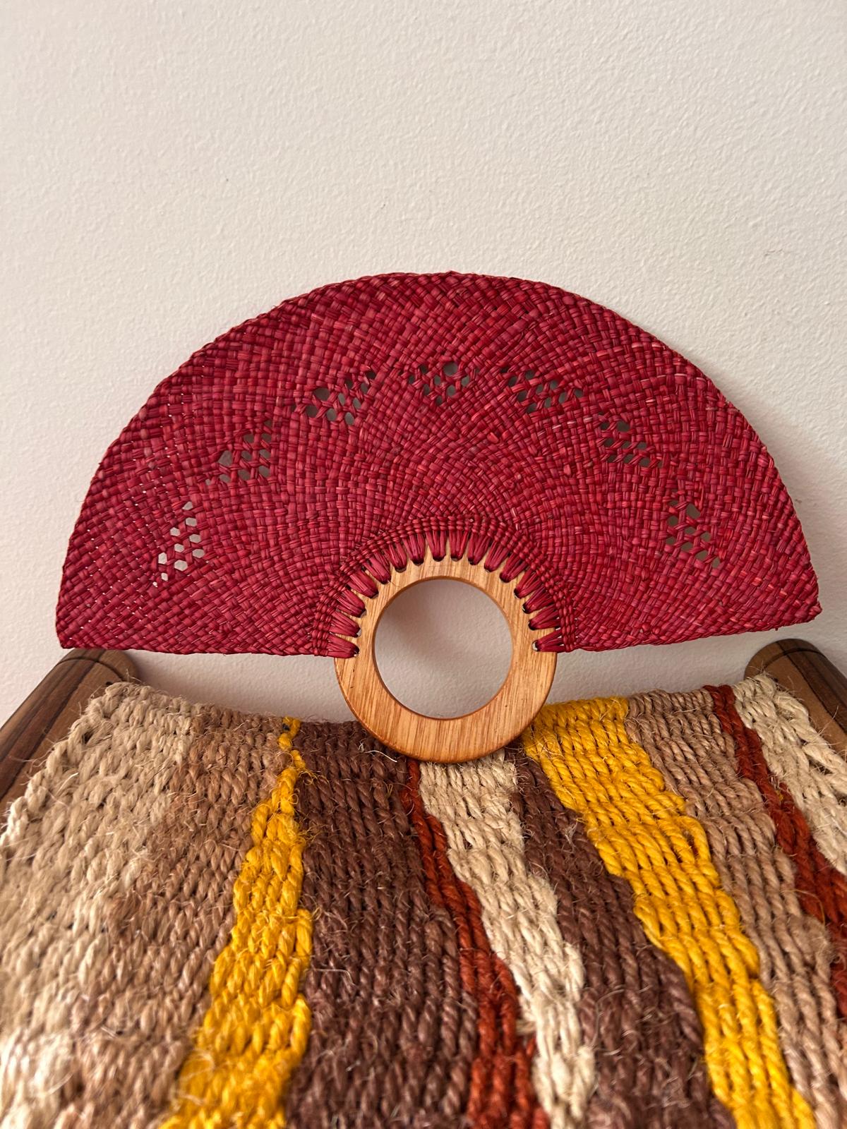 Abanico "Muiscas" burdeos rosado cenefa