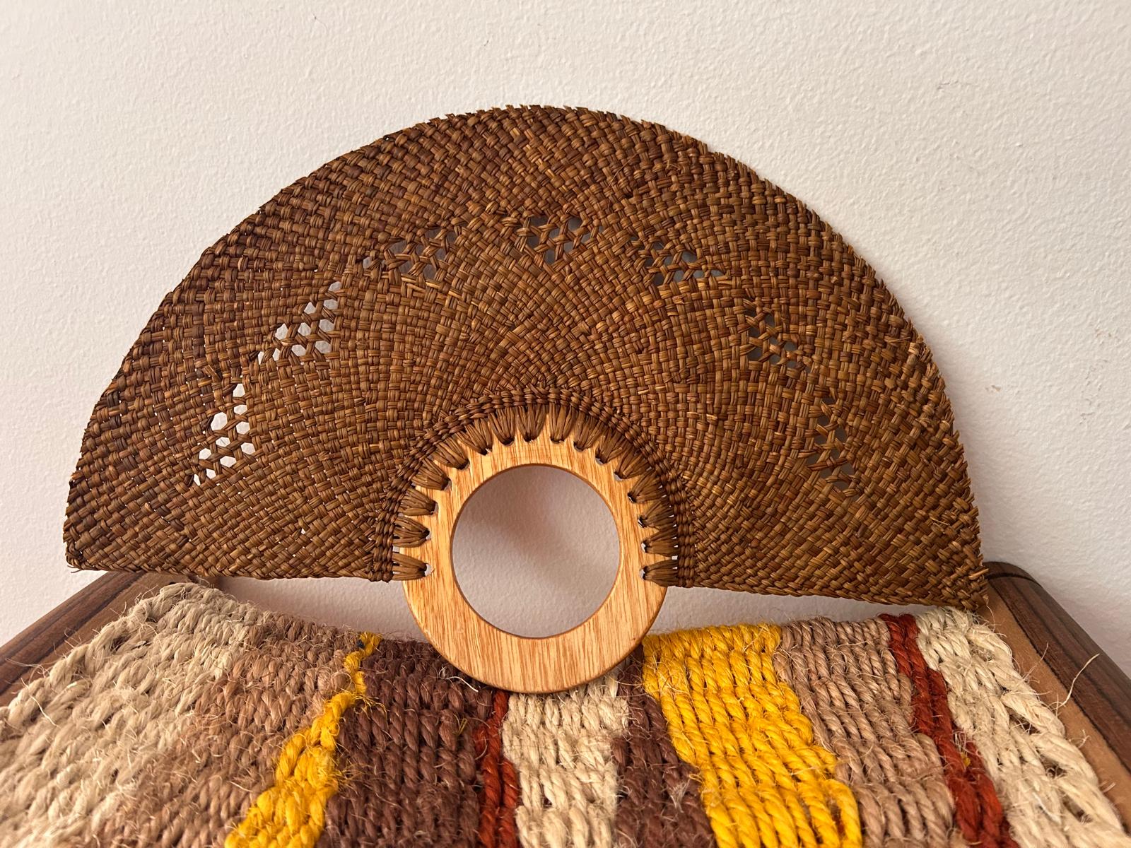 Abanico "Muiscas" marrón cenefa