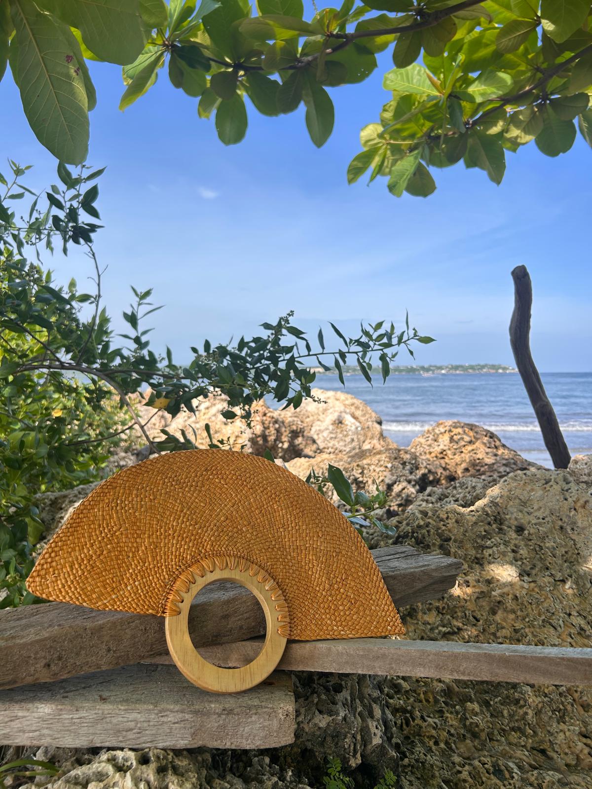 Abanico "Muiscas" naranja suave