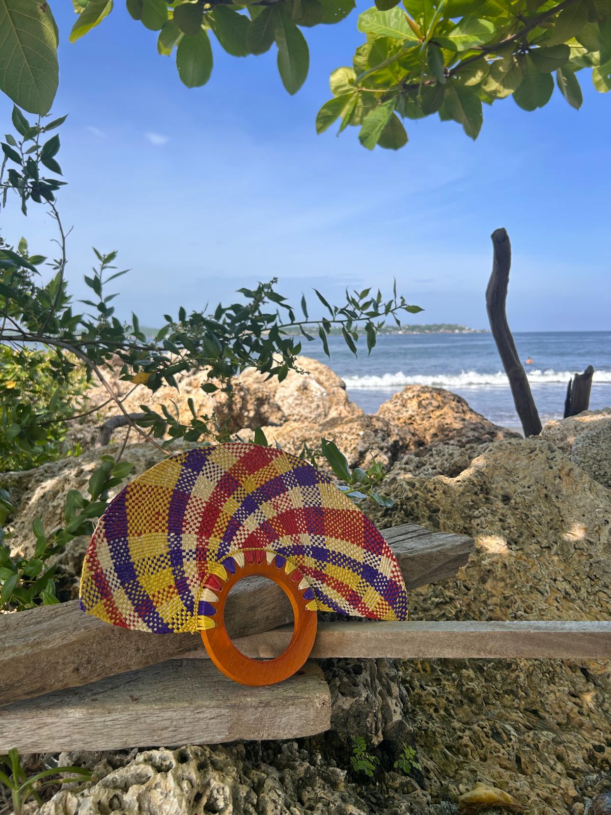 Abanico "Muiscas" caleidoscopy morado y rojo