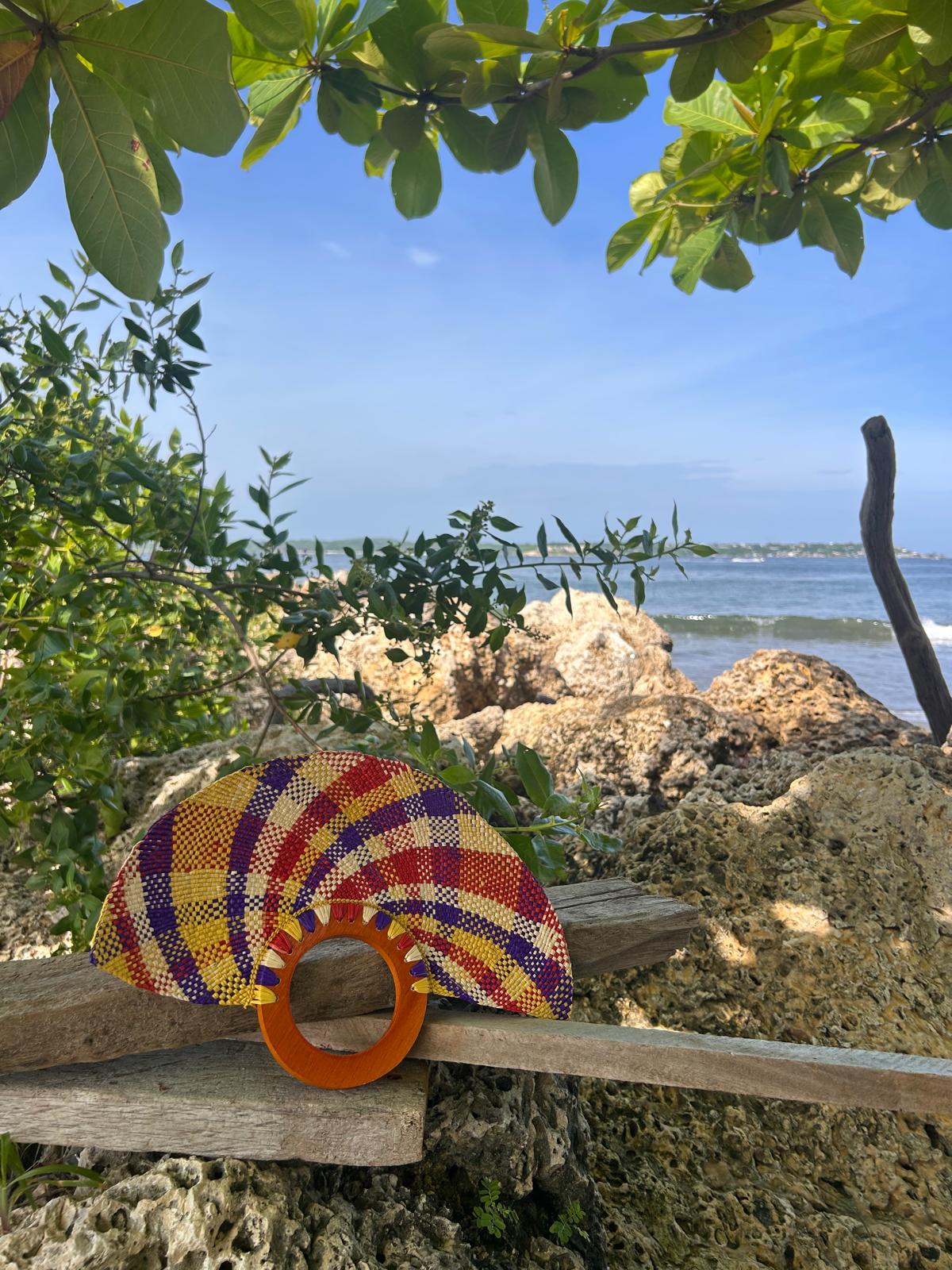 Abanico "Muiscas" caleidoscopy morado y rojo