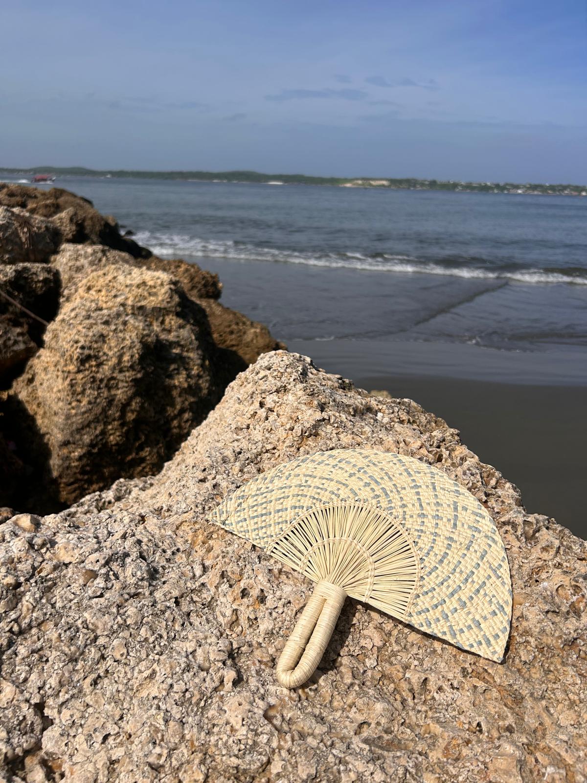 Abanico "Tunja" blanco y celeste