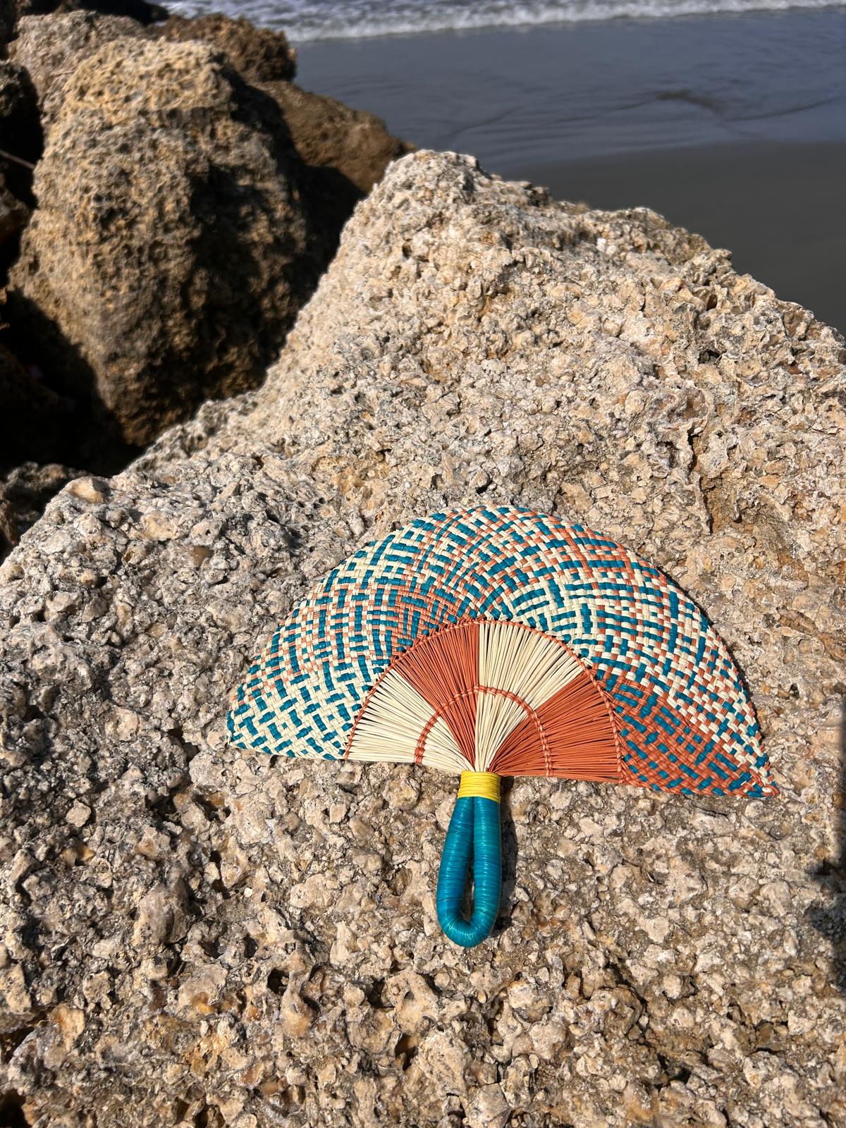 Abanico "Tunja" coral, azul y blanco