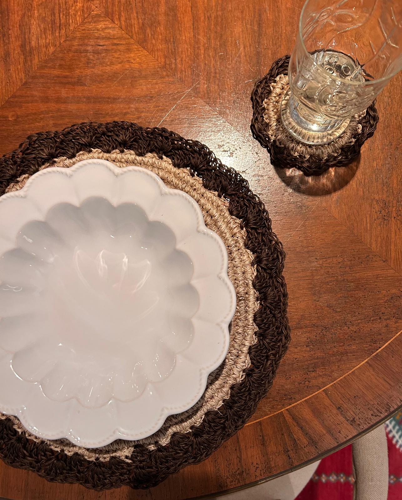 Set de 2 manteles individuales y posavasos festoneado en marrón