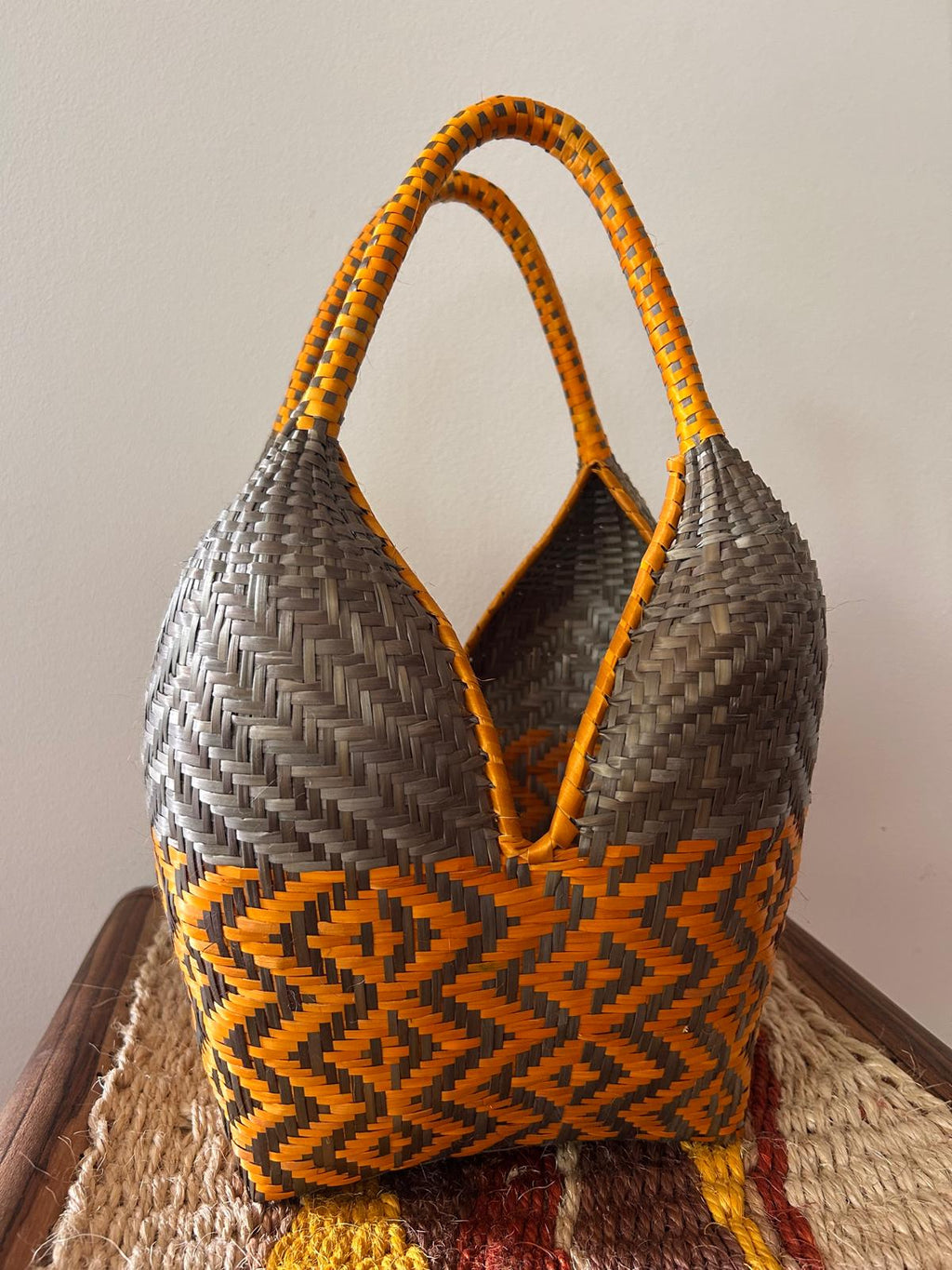 Bolso "Bruna" triángulos gris verdoso