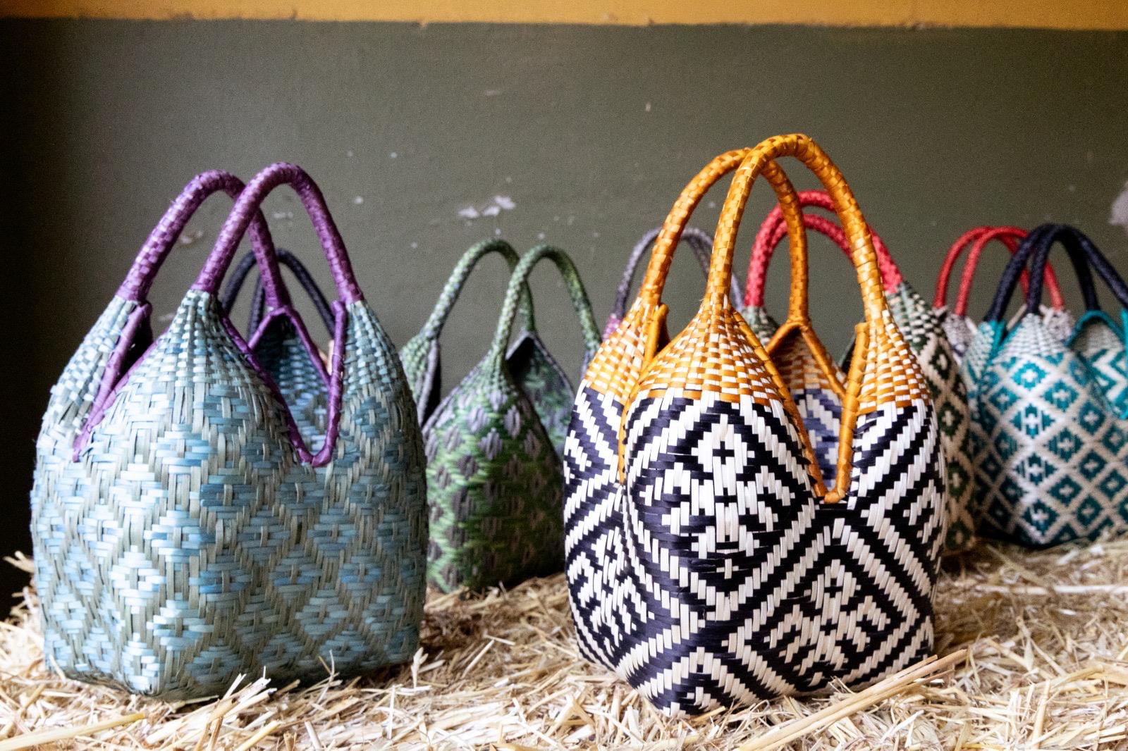 Bolso "Brunita" verde y celeste con asa lila