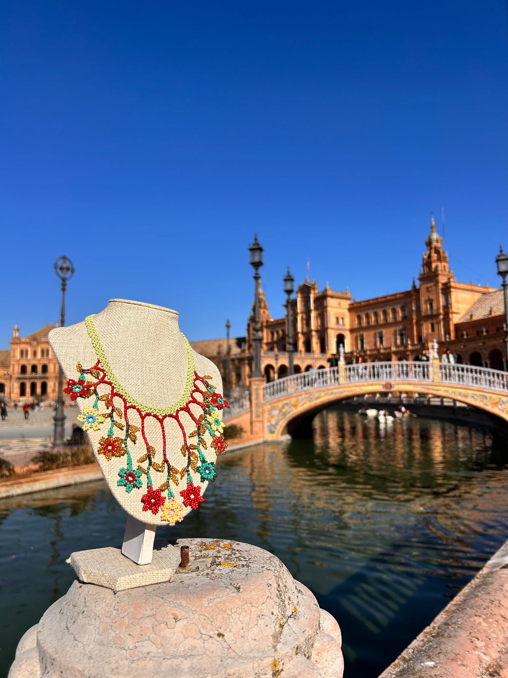 Collar "Cascada de flores" verdoso, rojo y multicolor