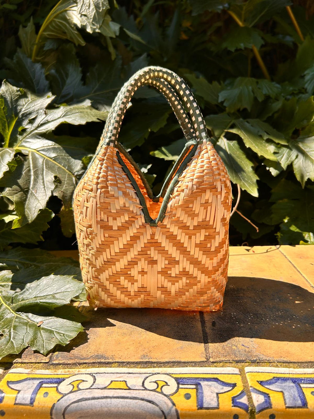 Bolso "Mini Brunita" natural y asa verdosa