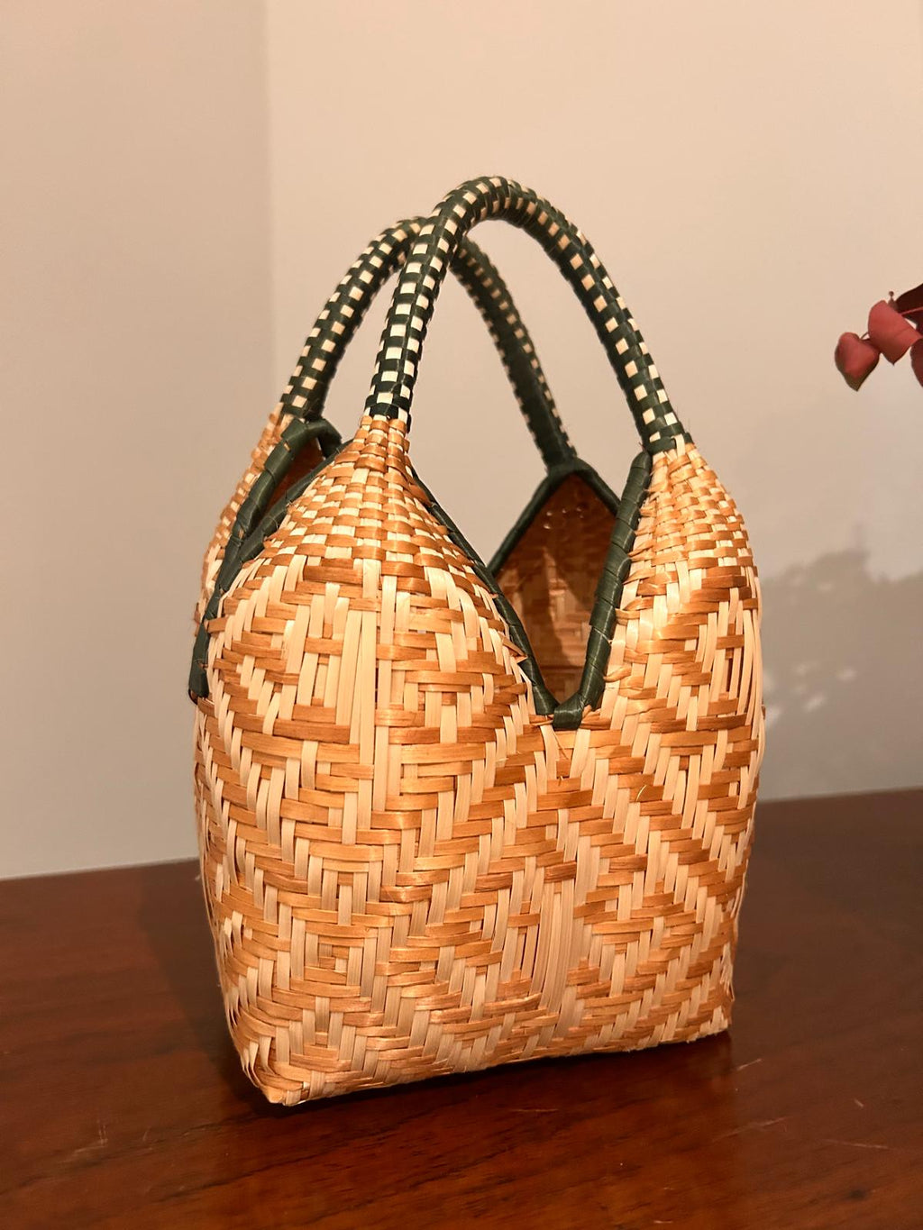 Bolso "Mini Brunita" natural y asa verdosa