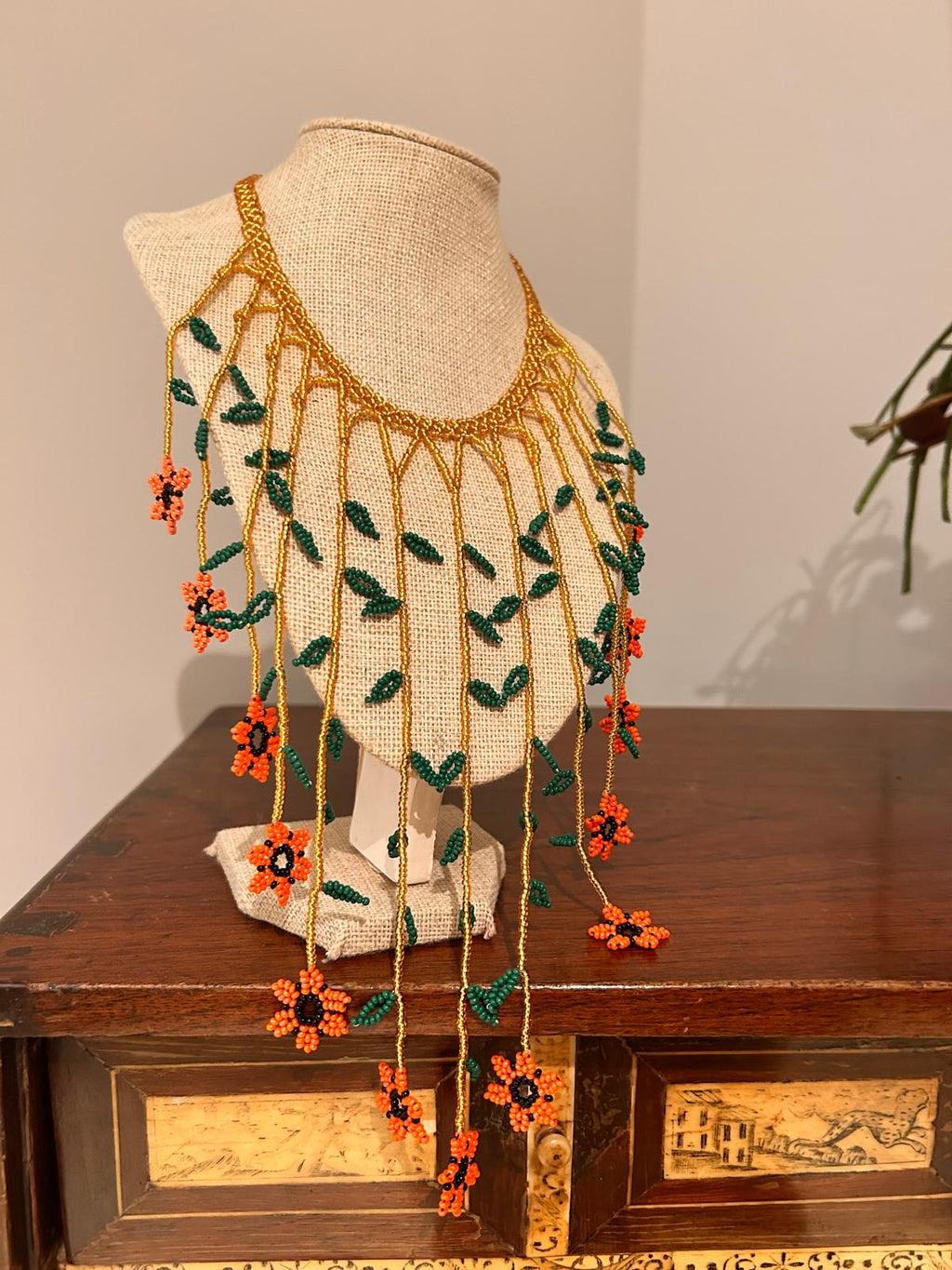 Collar maxi "Cascada de flores" coral