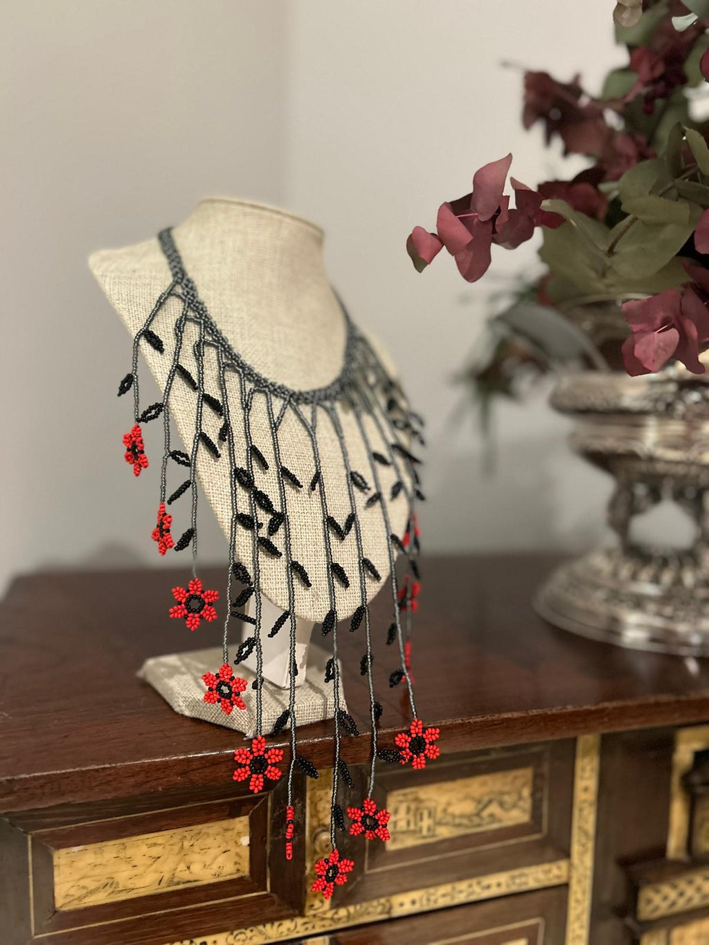 Collar maxi "Cascada de flores" negro y coral