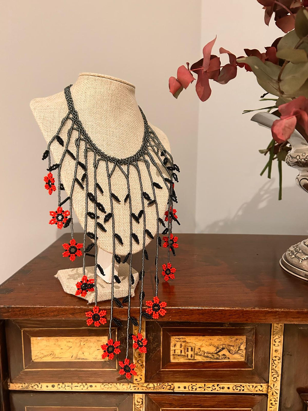 Collar maxi "Cascada de flores" negro y coral