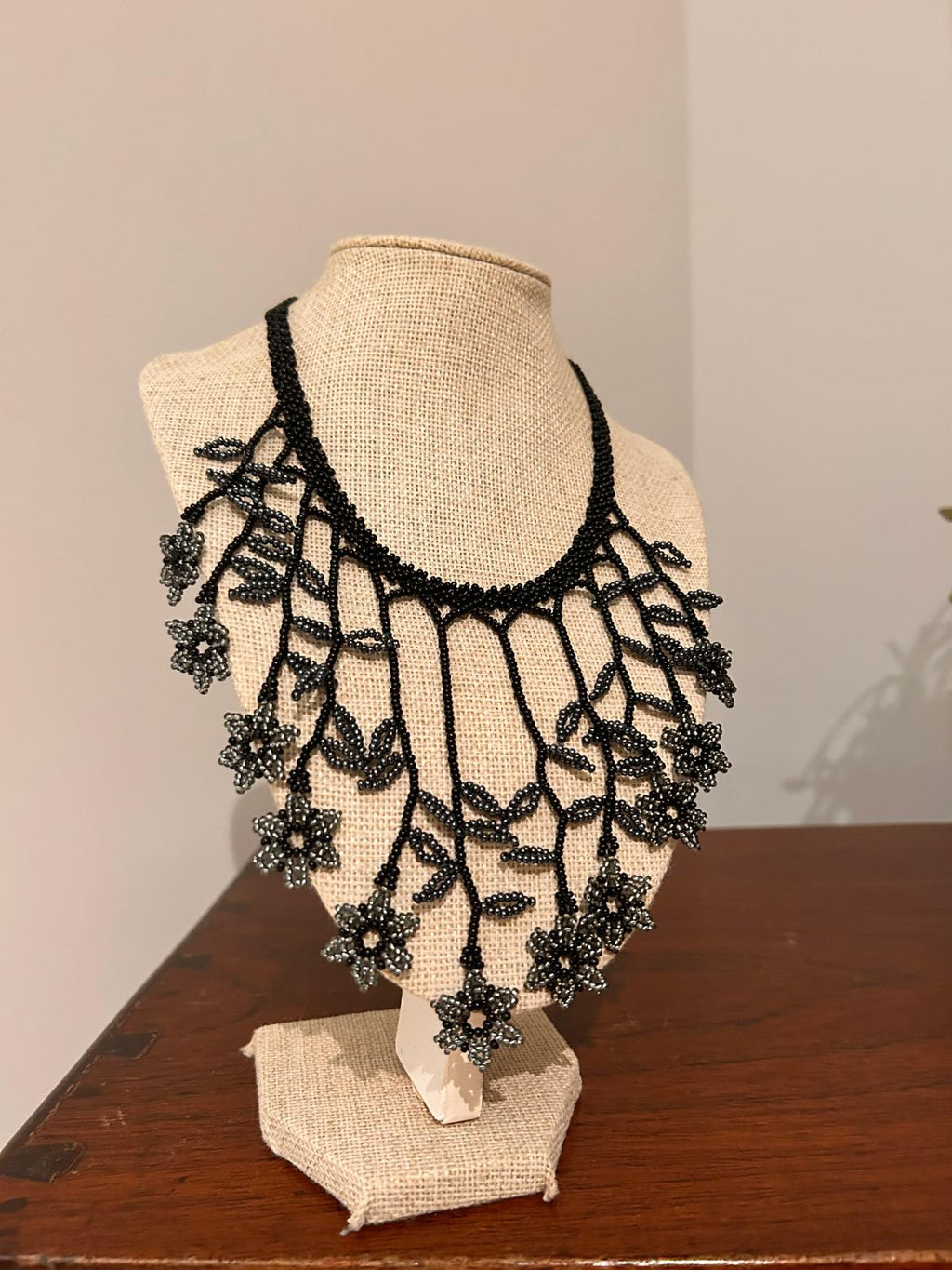 Collar "Cascada de flores" negro