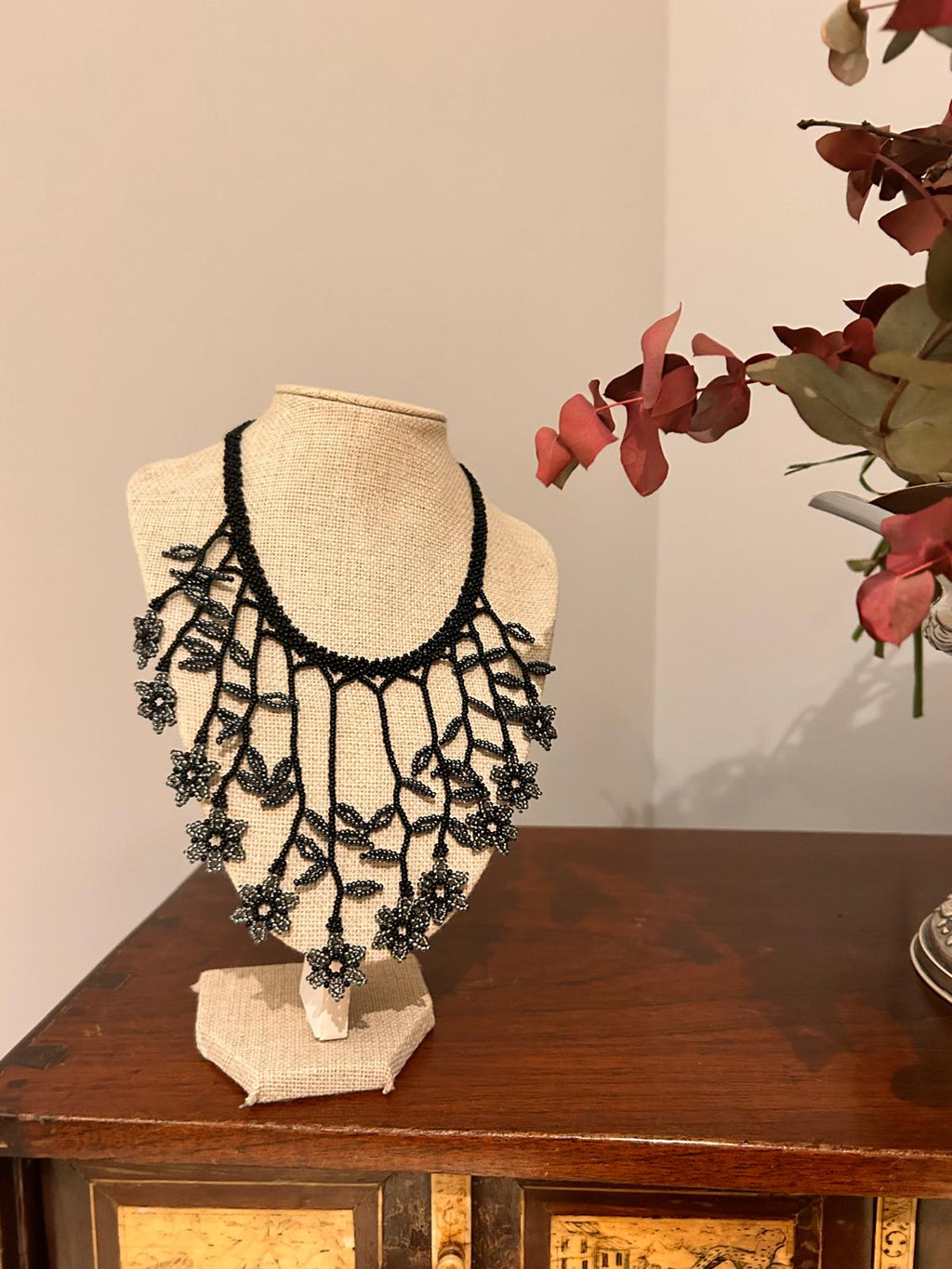 Collar "Cascada de flores" negro