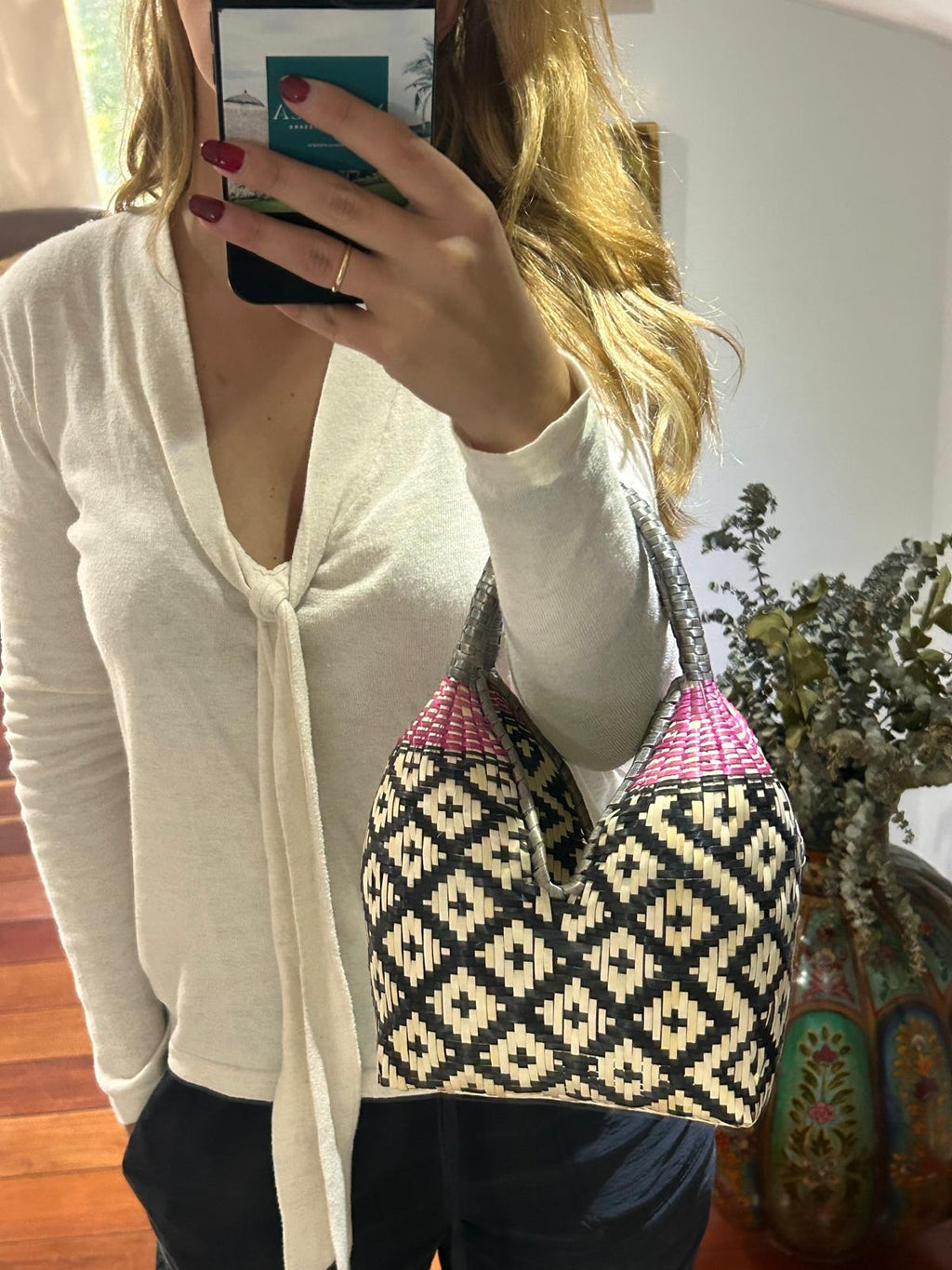 Bolso Brunita negro con detalle morado y asa grisácea