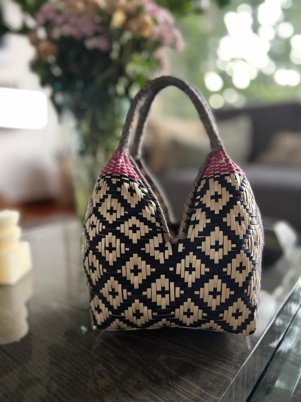 Bolso Brunita negro con detalle morado y asa grisácea