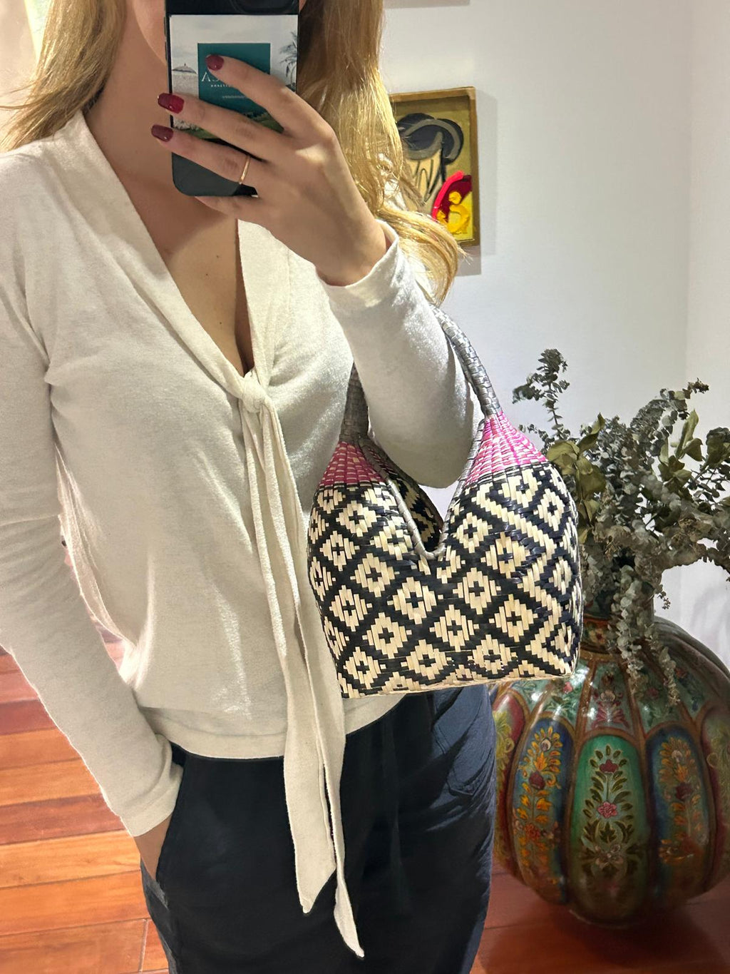 Bolso Brunita negro con detalle morado y asa grisácea