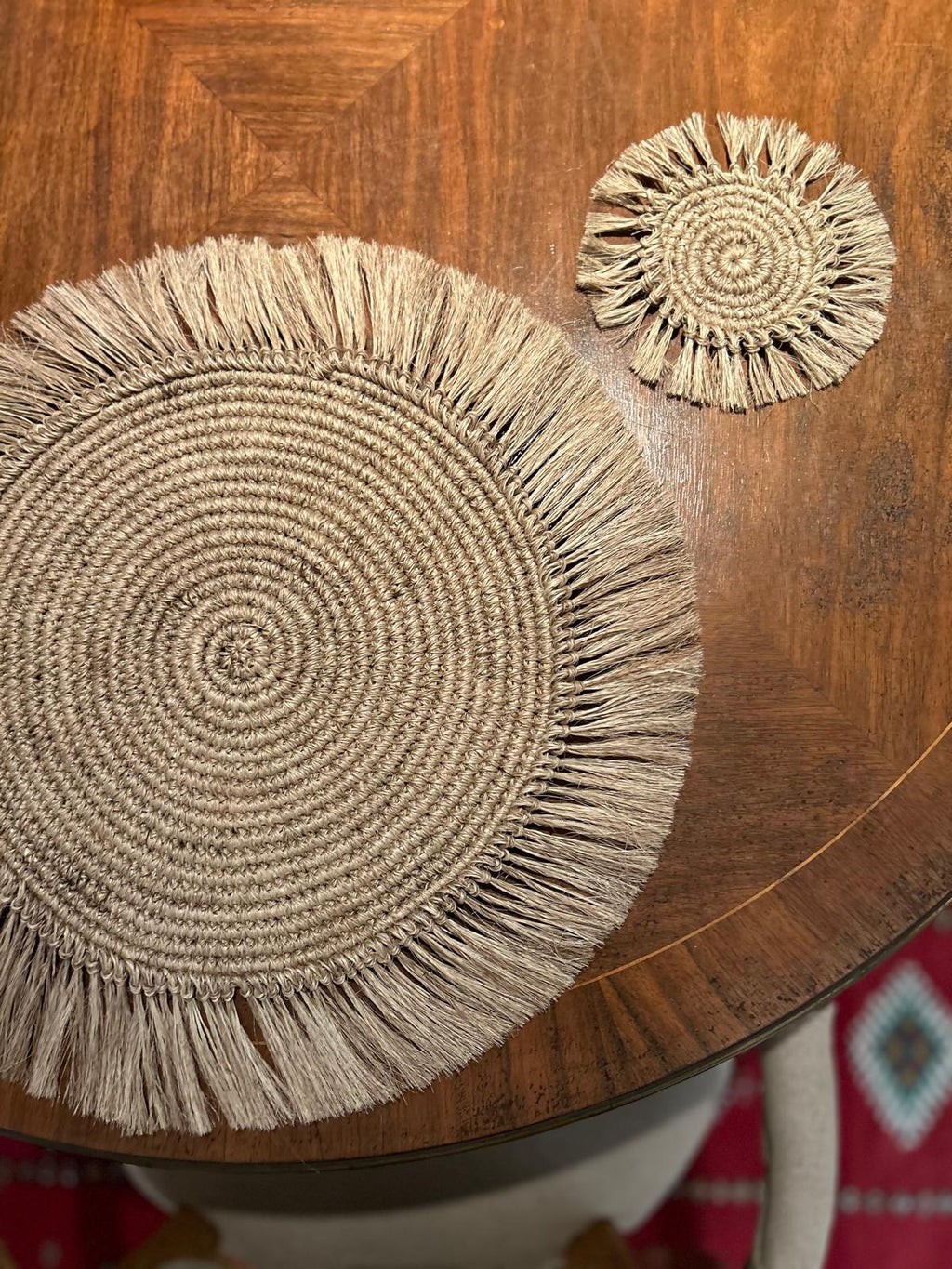 Set de 2 manteles individuales y posavasos "Flecos"